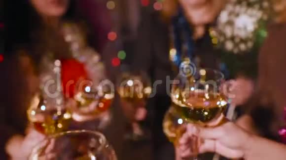 在公司或圣诞晚会上年轻的女同事戴着一杯香槟视频的预览图