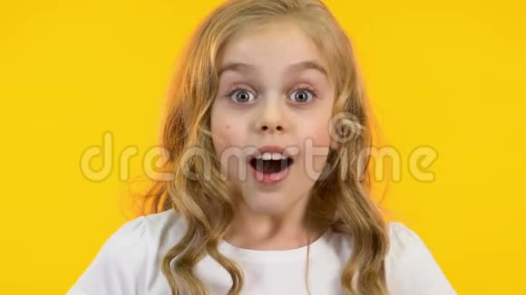可爱的小女孩表现出是的姿态成功快乐的情绪特写视频的预览图