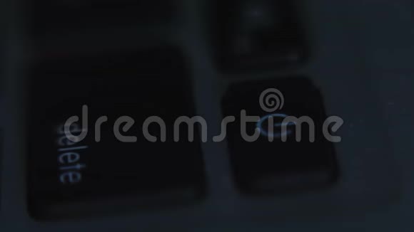 带有蓝光的计算机键盘宏视图按指键打开电脑视频的预览图