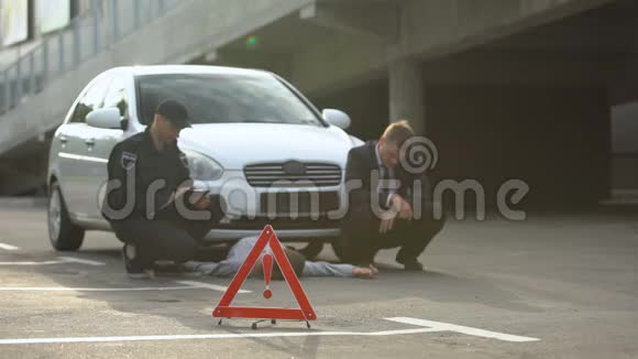 道路上的紧急标志警察和男司机写报告车祸视频的预览图