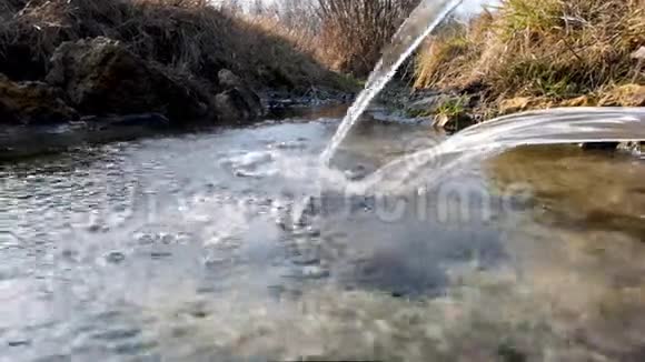 天然水源每天从地下涌出视频的预览图