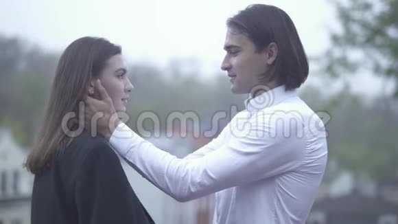 男人把女人的脸握在手里男人和女朋友在一起视频的预览图