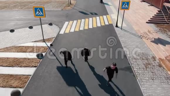 城市街道的鸟瞰图三个人在路上行走视频的预览图