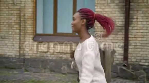 年轻的非洲迷人女子逃离大学学生背包和粉红色的可怕的视频的预览图