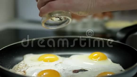 妈妈把鸡蛋打碎做炒鸡蛋然后用泡壶视频的预览图