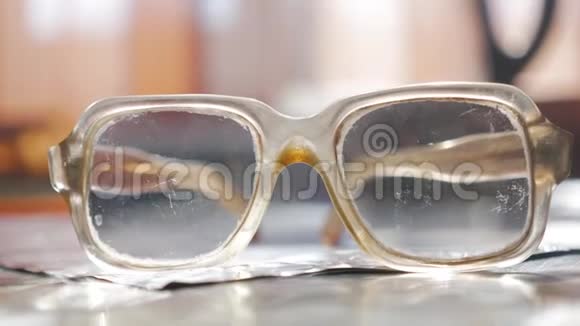 桌子上旧眼镜的特写视频的预览图