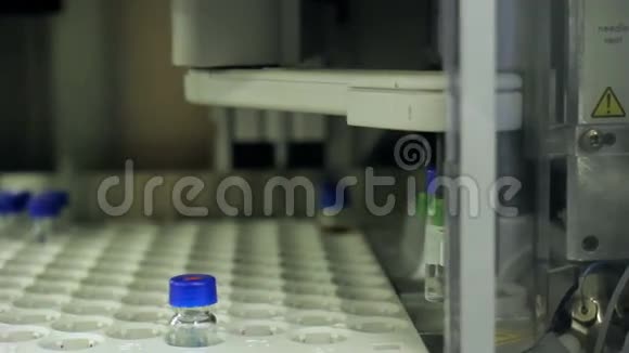 医疗设备化学分析实验室设备的操作视频的预览图