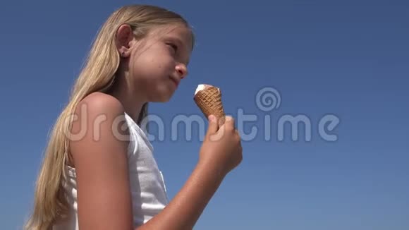 儿童在日落海滩吃冰淇淋夏天在海滨小女孩视频的预览图