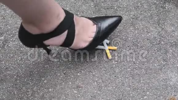 女孩在沥青上踩烟戒烟视频的预览图