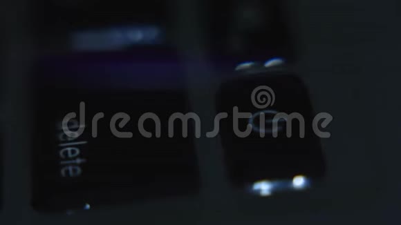 带有蓝光的计算机键盘宏视图小的景深打开键盘上的灯视频的预览图