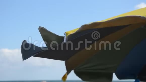 沙滩伞在海边的风中展开视频的预览图