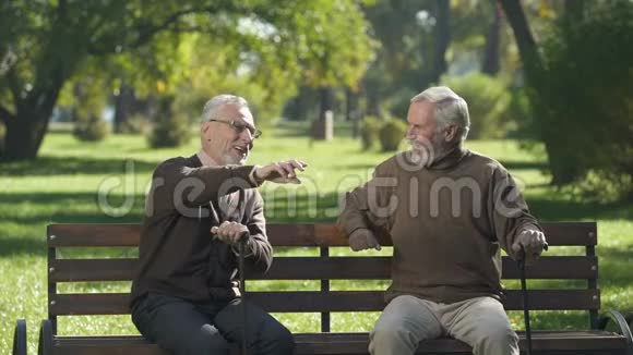 年长的男人笑着回忆他们的朋友美好的过去回忆视频的预览图