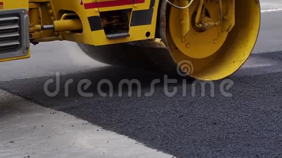 一个沥青溜冰场的特写在道路上铺设新的沥青修复道路视频的预览图