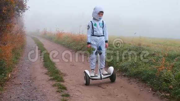一个穿着宇航员服装的孩子骑着陀螺仪视频的预览图