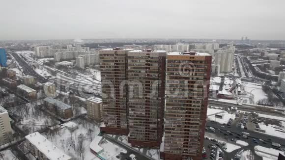 冬季城市景观三栋多层住宅视频的预览图