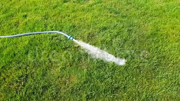 阳光明媚的一天4K型草坪洒水装置视频的预览图