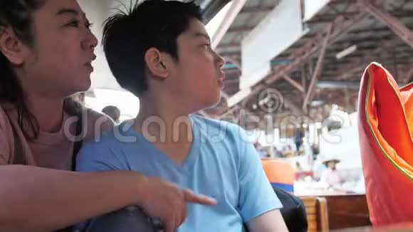 快乐亚洲浮动市场母子在泰国很有名视频的预览图