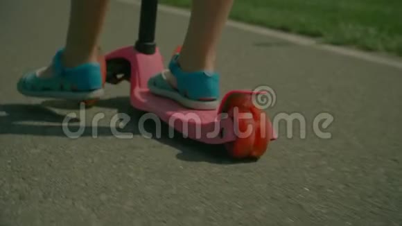 孩子们脚在凉鞋上推着骑着滑板车视频的预览图
