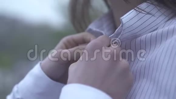 男的双手扣紧女孩子衬衫上的一个扣子男的女朋友在一起谈恋爱视频的预览图