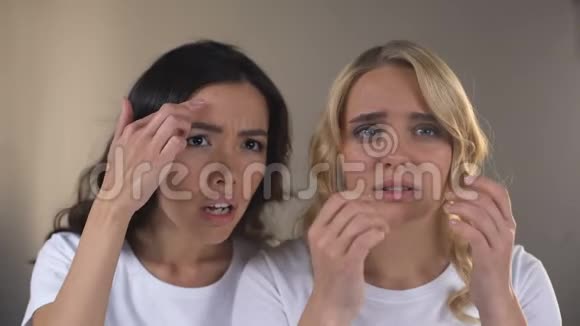 十几岁的女性朋友照镜子发现脸上有粉刺皮肤有问题视频的预览图