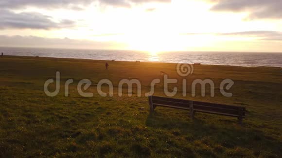 爱尔兰海海岸线的长凳视频的预览图