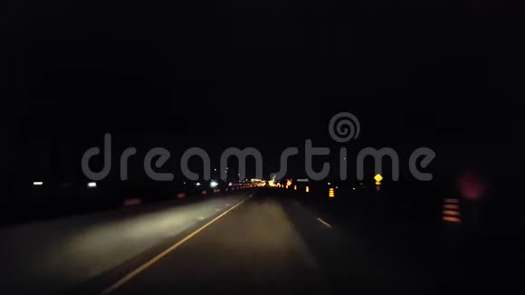 晚上驾车穿越城市公路建设区司机观点POV城市州际施工现场视频的预览图