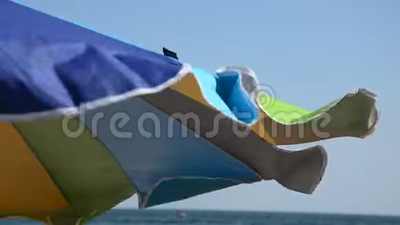 沙滩伞在海边的风中展开视频的预览图