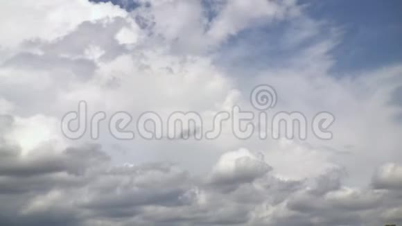 云层形成风暴在时间流逝视频的预览图