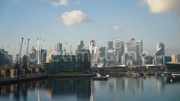 美丽的阿联酋航空公司缆车景观这是第一辆从O2到泰晤士河的城市缆车视频的预览图