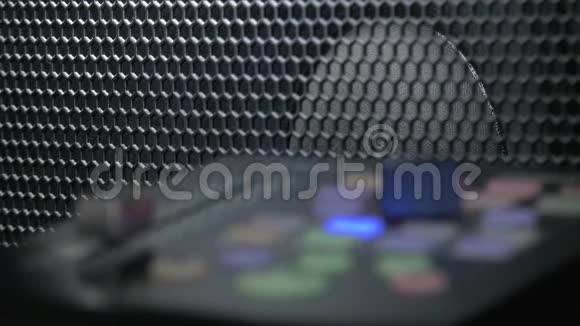 一个大喇叭背景上的Midi遥控键盘视频的预览图