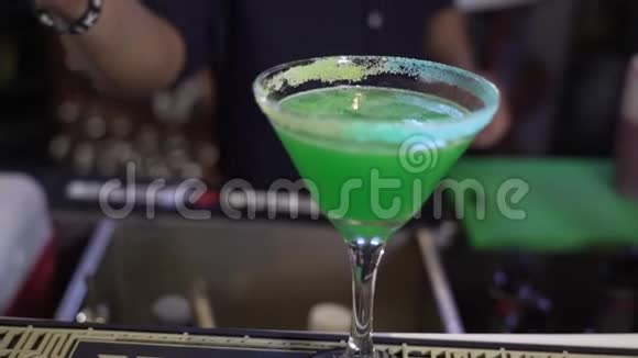 绿色亮丽的青春鸡尾酒视频的预览图