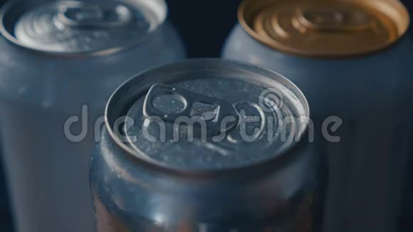 打开啤酒或苏打罐带有声音的宏镜头视频的预览图