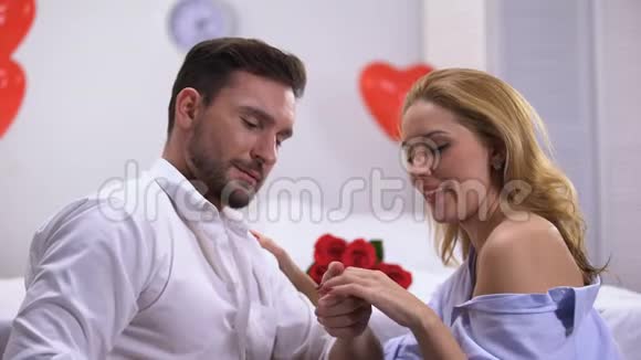 男人把珍贵的订婚戒指戴在幸福的女士手指上提出求婚视频的预览图