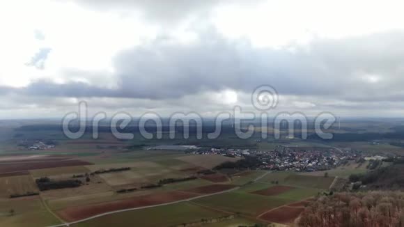 一个有风力涡轮机的小镇的空中镜头4k视频的预览图