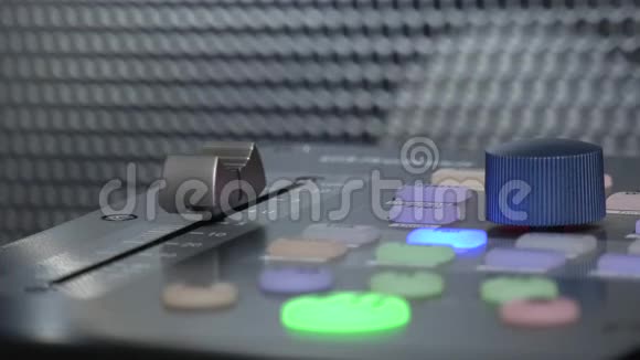 一个大喇叭背景上的Midi遥控键盘视频的预览图