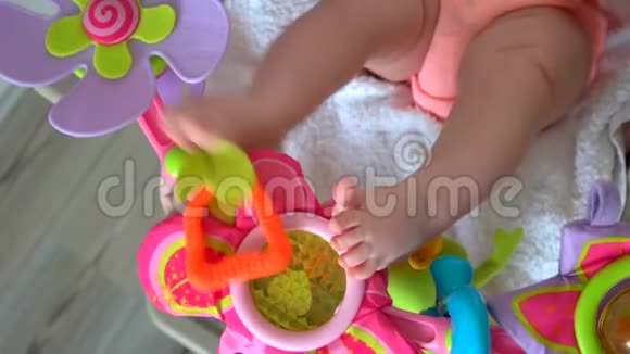 新生婴儿腿和玩具视频的预览图