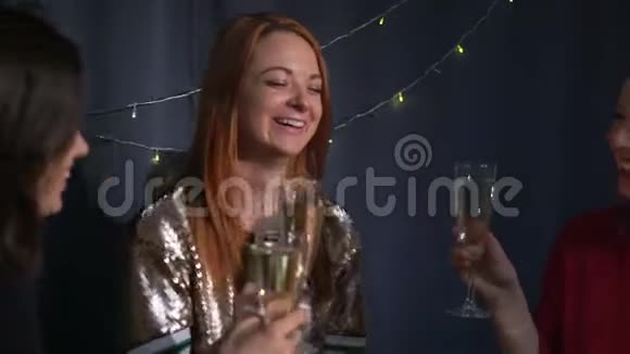 为庆祝圣诞节和新年做准备节日派对年轻女性戴着香槟的丁克杯视频的预览图