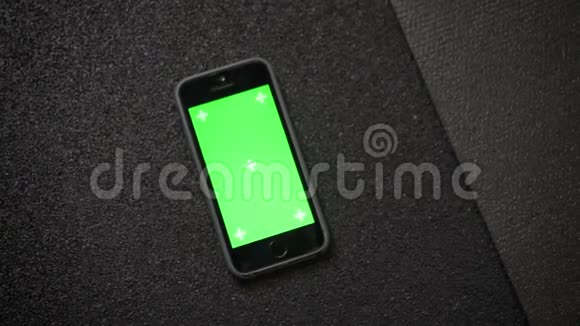 智能手机的特写镜头带有彩色绿色屏幕躺在健身房的卡里马特运动鞋附近视频的预览图