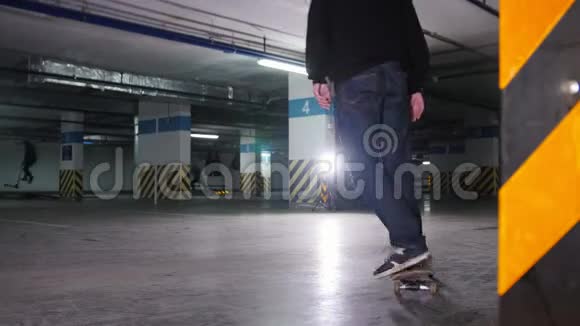 滑板训练一个年轻人在停车场里玩滑板停下来手里拿着滑板走了视频的预览图
