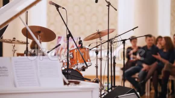 音乐厅里的爵士音乐会背景上的钢琴和鼓包视频的预览图