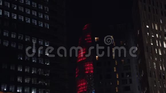 办公大楼的摩天大楼在夜间点亮视频的预览图