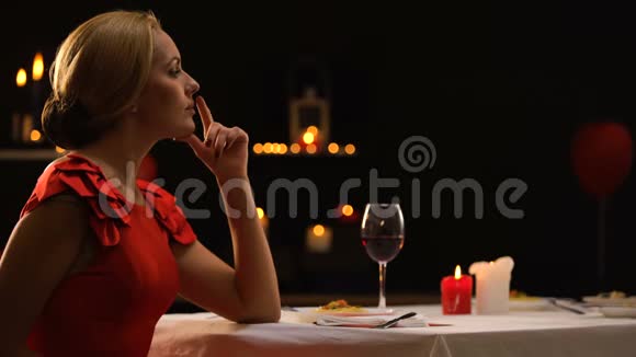 美丽的女士很高兴看到男朋友带着一束玫瑰在餐馆吃饭视频的预览图
