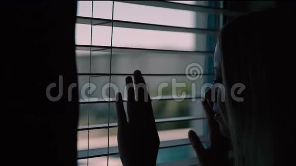 快乐的少女在酒店的公寓床上放松女孩锁在窗户上暑假心情视频的预览图