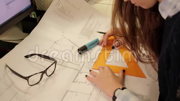 年轻的女建筑师修改了图纸视频的预览图