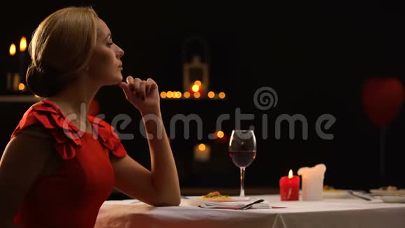 有魅力的女性很高兴见到有珍贵礼物的男朋友浪漫的约会爱情视频的预览图