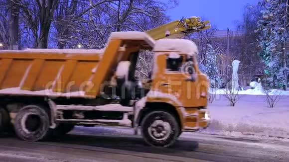 工作雪犁的特写过程雪犁把雪装进卡车车身视频的预览图