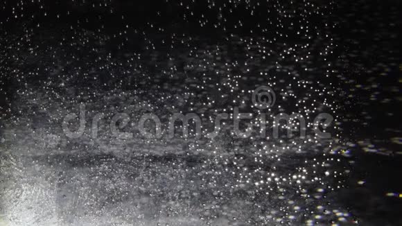 用气泡溶解于水中视频的预览图