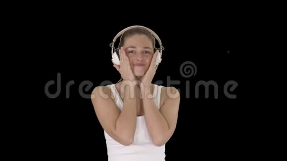 带着耳机听音乐和做滑稽脸的女人阿尔法频道视频的预览图