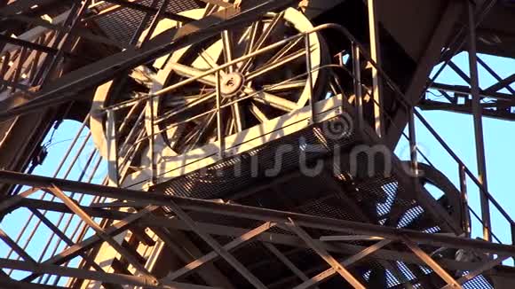 巴黎埃菲尔铁塔景点近景游客参观视频的预览图