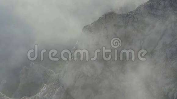 乌云密布的大山浓雾弥漫视频的预览图